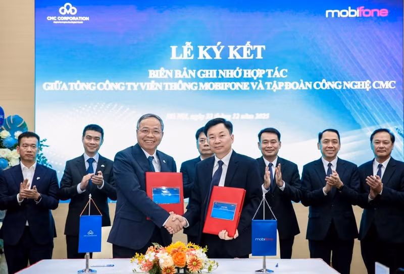 越南移动通信总公司（MobiFone）与CMC在河内签署全面合作谅解备忘录。（图片来源：越通社）