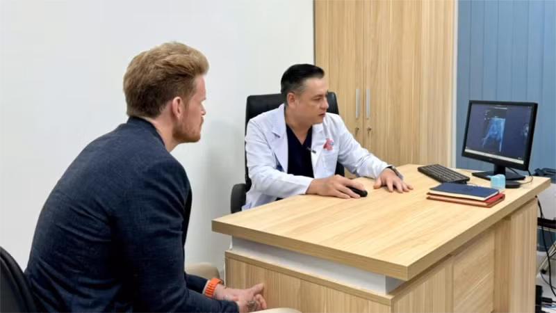 4月份，47岁的美国籍患者D.F来到平民医院接受治疗。（图片来源：平民医院供图）