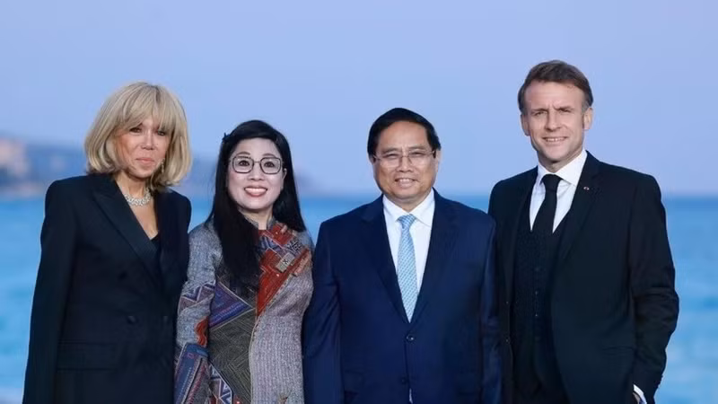 法国总统埃马纽埃尔·马克龙和夫人欢迎越南政府总理范明正和夫人。（图片来源：越通社）