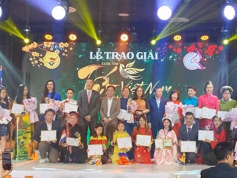 组委会向获奖者颁发奖状。（图片来源：越通社）