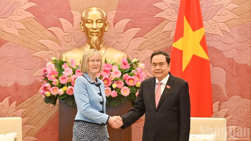 越南国会主席陈青敏会见澳大利亚驻越南大使吉莉安·伯德。