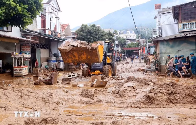 挖掘机被调动到山罗省马江乡清理洪水造成的泥土。（图片来源：越通社）