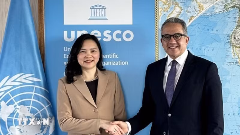 阮氏云英大使与哈立德·埃纳尼总干事。（图片来源：越通社）