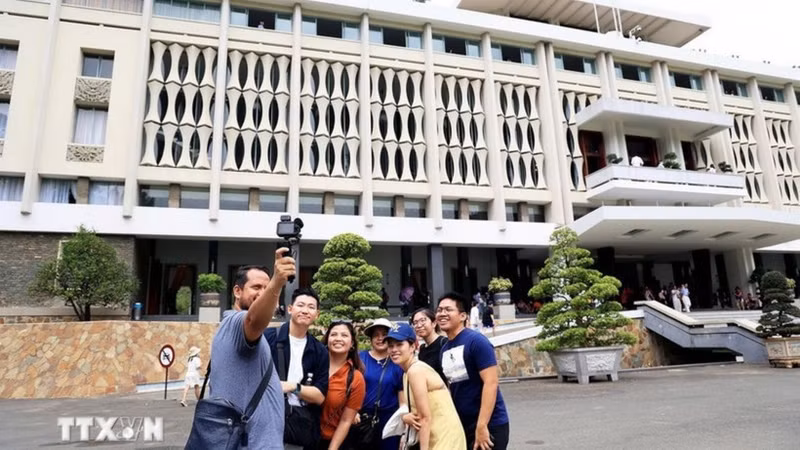 中国游客参观胡志明市统一宫。（图片来源：越通社）