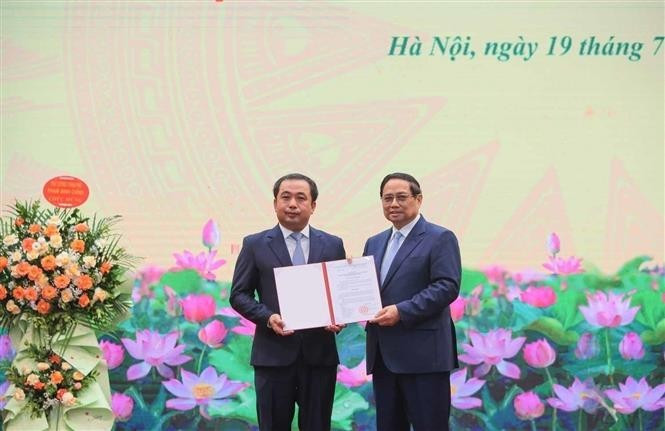 范明正总理向农业与环境部新任代理部长颁发任命书。