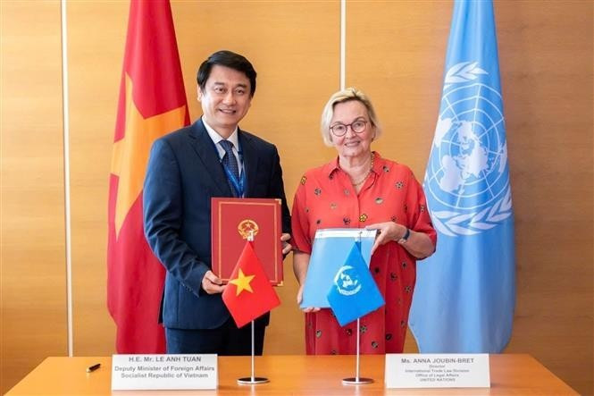 越南外交部副部长黎英俊与UNCITRAL秘书长安娜·茹班-布雷特共同签署了《2025-2031年越南外交部与联合国国际贸易法委员会合作谅解备忘录》。（图片来源：越通社）
