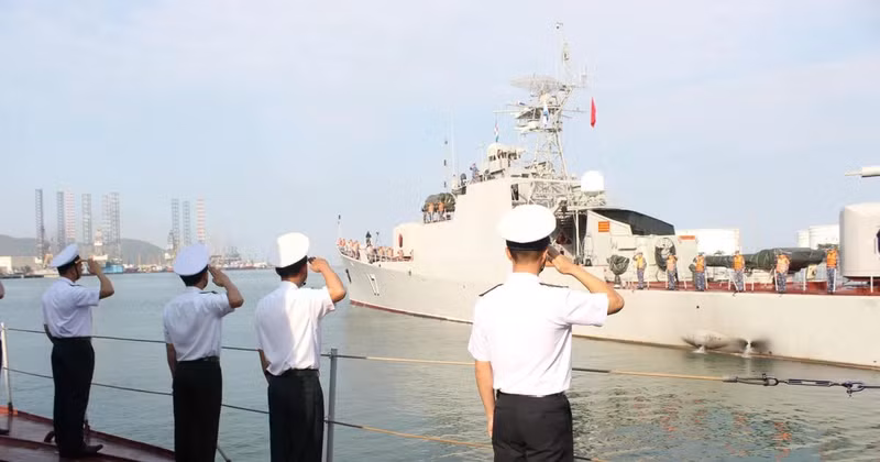 171旅指战员向17号舰艇辞行。（图片来源：越通社）