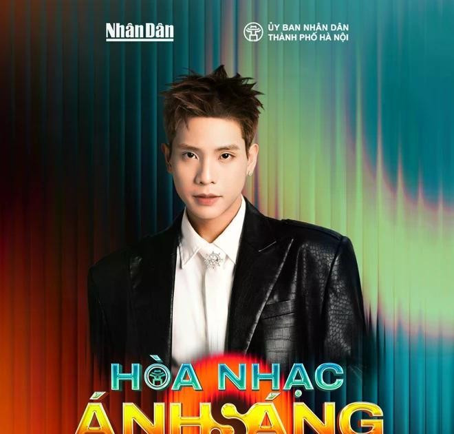 参加晚会的一名歌手。