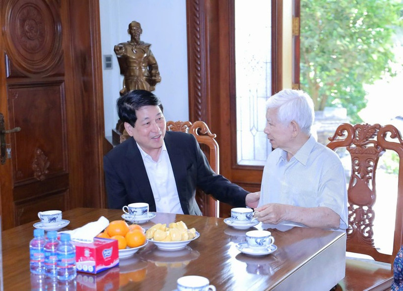 越南国家主席梁强看望慰问原国家主席阮明哲。