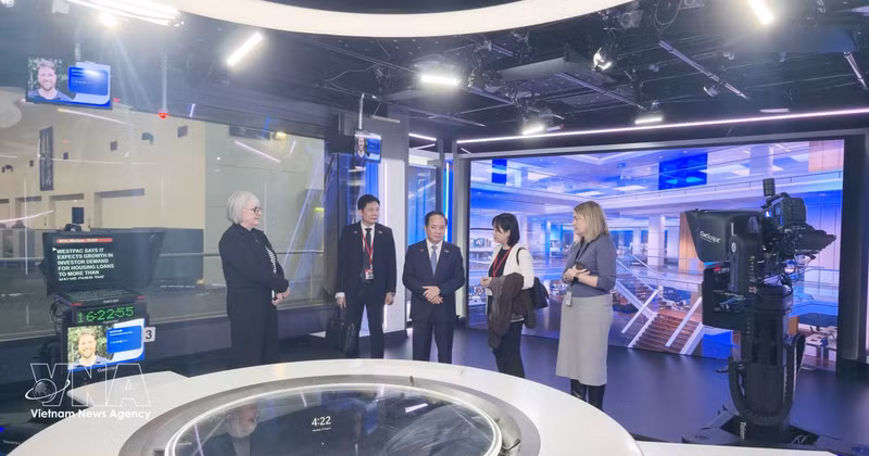 越共中央政治局委员、中央书记处书记、中央宣教部部长郑文决和代表们参观澳大利亚广播公司新闻制作基础设施。（图片来源：越通社）