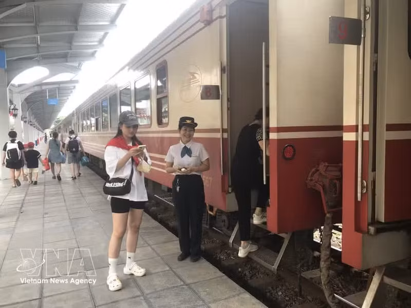 旅客在海防站上车前接受检票。（图片来源：越通社）