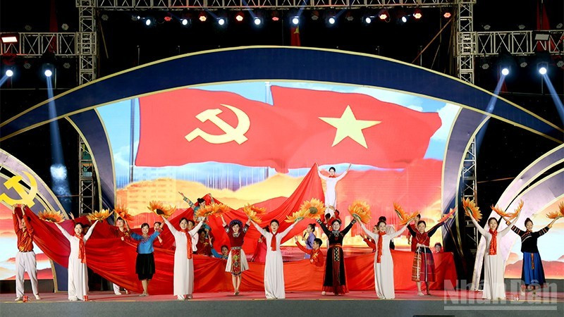 在活动上演唱的歌颂祖国家乡文艺节目。