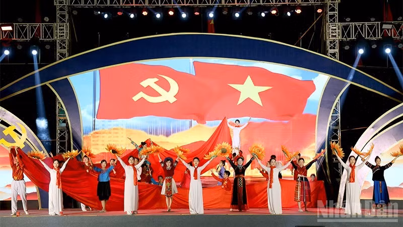 在活动上演唱的歌颂祖国家乡文艺节目。