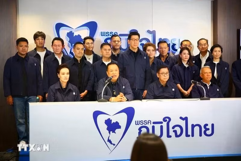 泰国自豪党领袖阿努廷·查恩维拉库尔（前排左二）在曼谷举行的新闻发布会上，公布了泰国国会选举的初步计票结果。（图片来源：新华社/越通社）