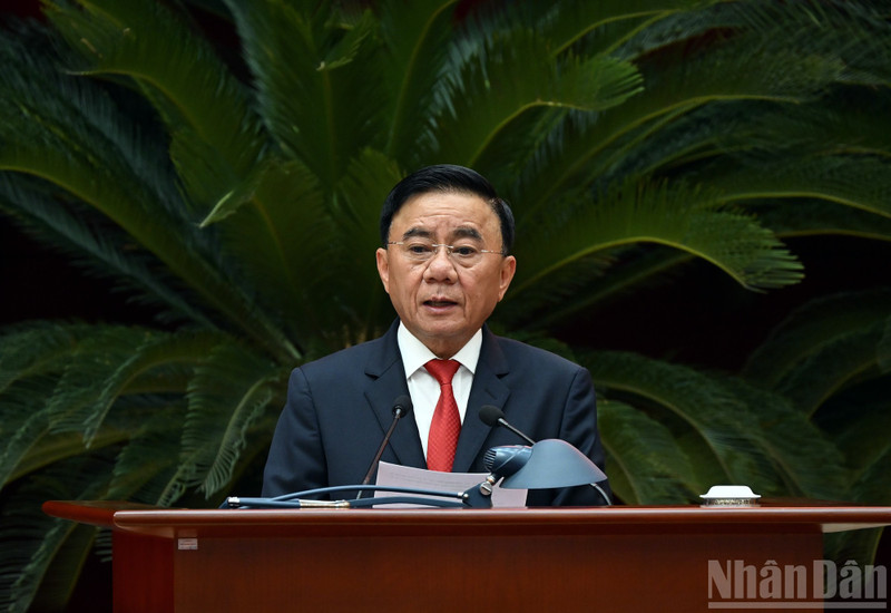 陈锦秀同志在会议上发表讲话。