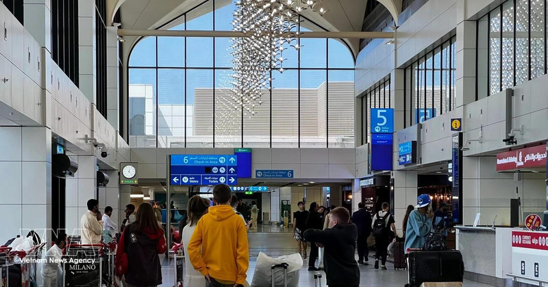 2026年3月7日，阿联酋迪拜国际机场的旅客。（图片来源：越通社）