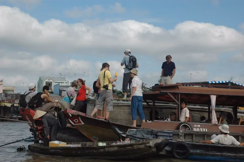 外国游客在芹苴市参观丐冷水上市场。