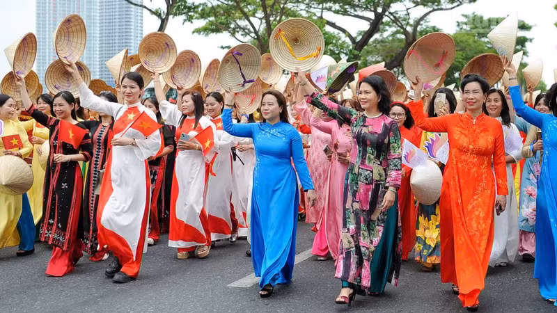 岘港妇女参与巡游传播奥黛文化价值。