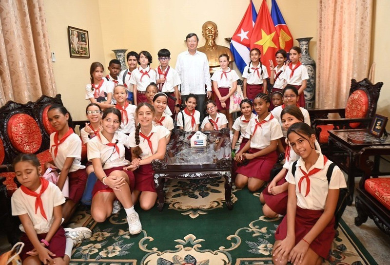 武氏胜小学的教师和学生前往越南驻古巴大使馆参观，了解越南文化和历史以及越古之间的特殊团结友好关系。（图片来源：越通社）