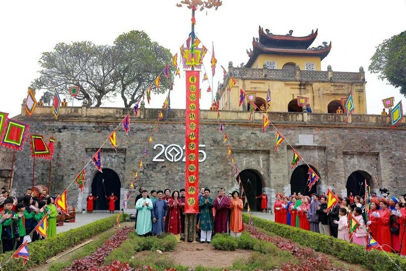 升龙皇城竖幡竿仪式。（图片来源：越通社）