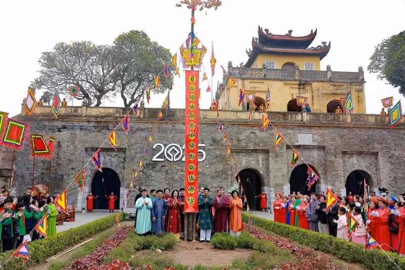 升龙皇城竖幡竿仪式。（图片来源：越通社）