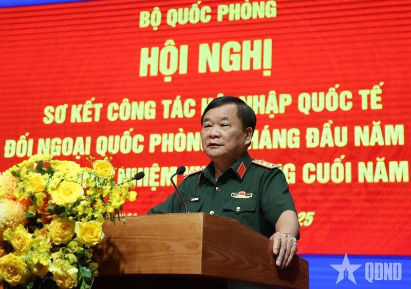 国防部副部长黄春战上将发表讲话。（图片来源：越通社）