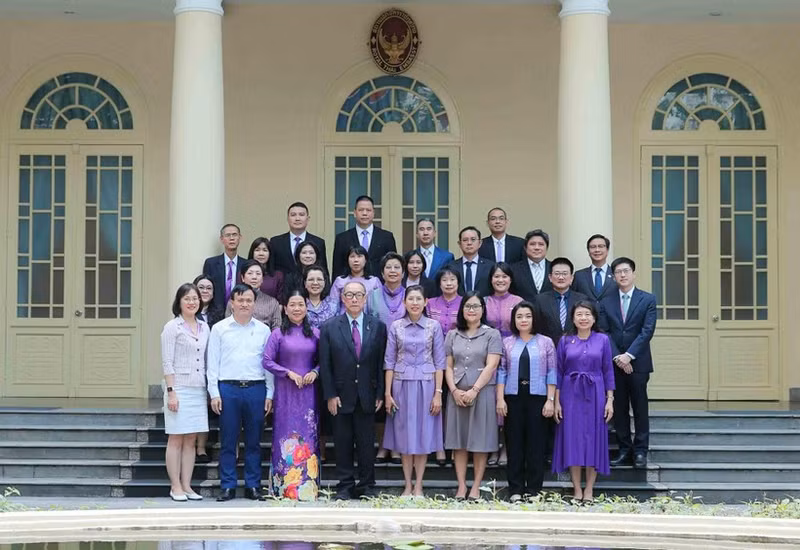 泰国公主玛哈·扎克里奖基金会代表团与历届获奖的越南教育工作者以及泰国驻越大使馆干部及人员合影。（图片来源：越通社）