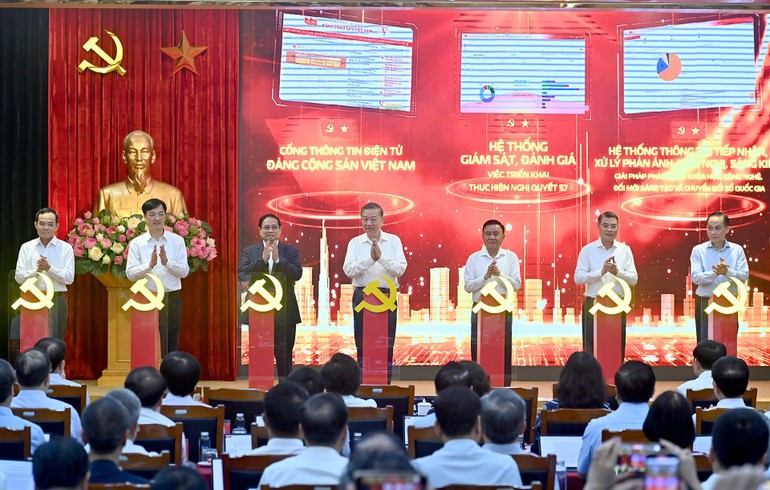 会议期间,苏林总书记与党和国家领导人共同启动了服务于第57号中央决议实施的三大数字平台,包括:越南共产党电子门户网站;第57号中央决议执行情况的监督评估信息系统;全国科技、创新与数字化建议与方案接收和处理平台。 t10.jpg