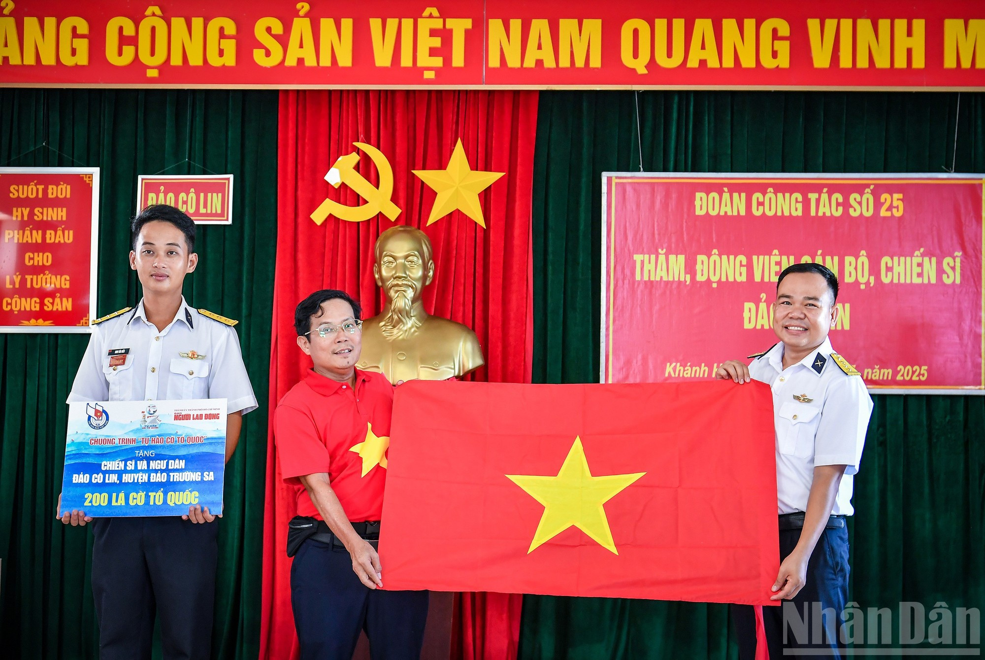 苏廷尊总编辑向战士和渔民赠送“自豪国旗”项目中的国旗。 n16.jpg