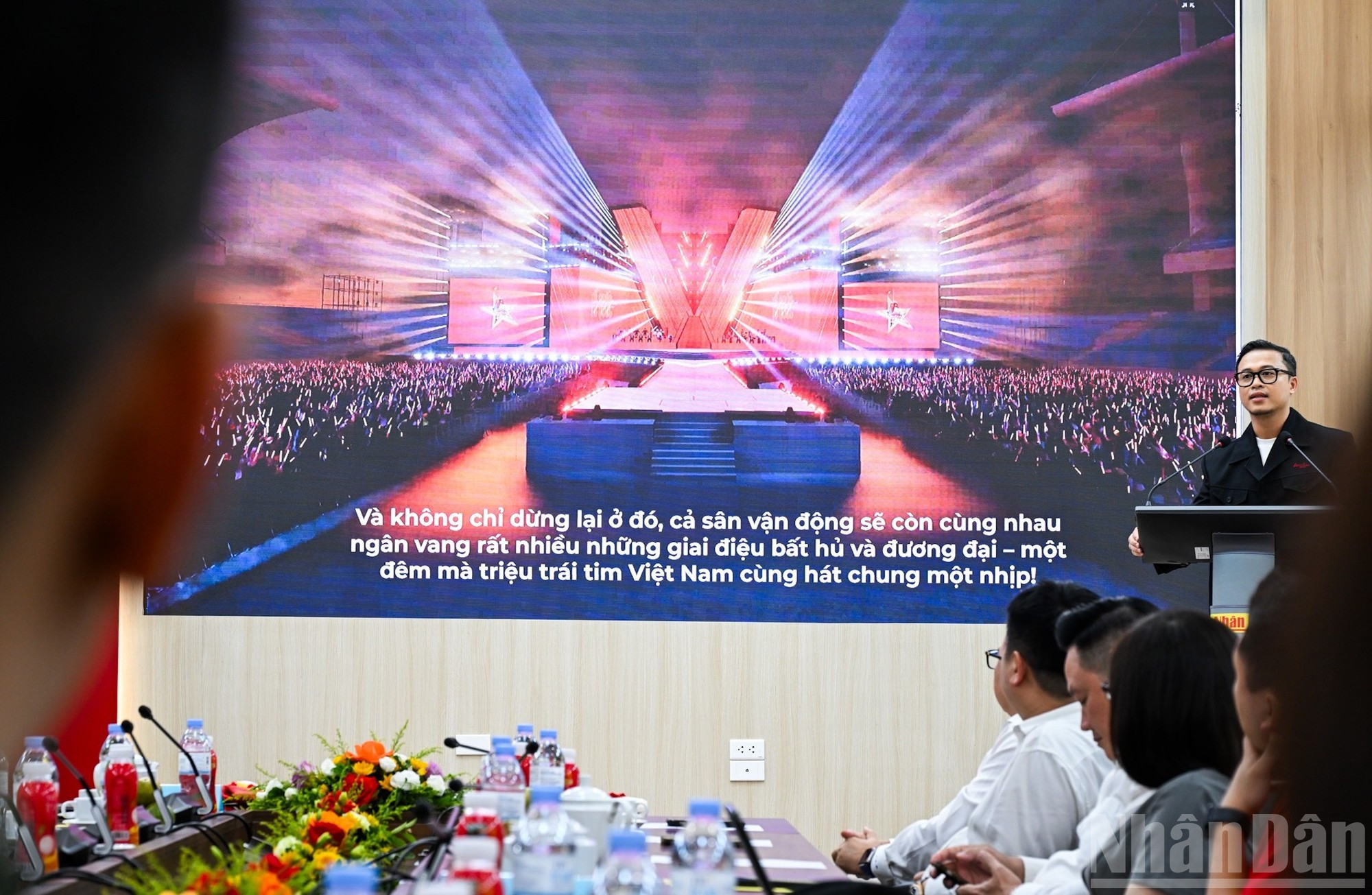 音乐会总导演邓黎明志介绍,整座舞台以“V”字造型构建。 t5.jpg