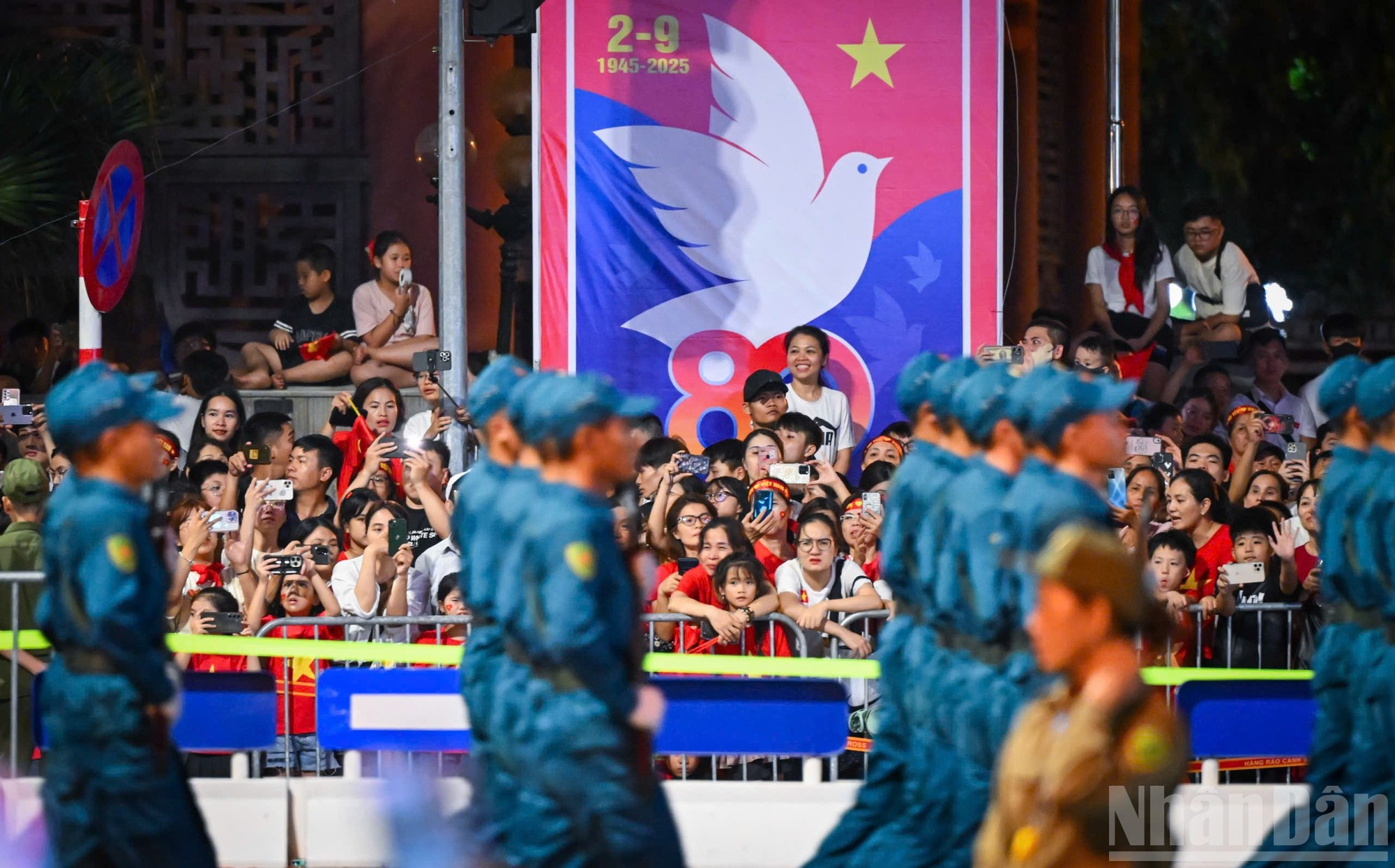 数千名民众聚集在阅兵方队和游行队伍的路径线上，占据观看综合演练的最佳位置。