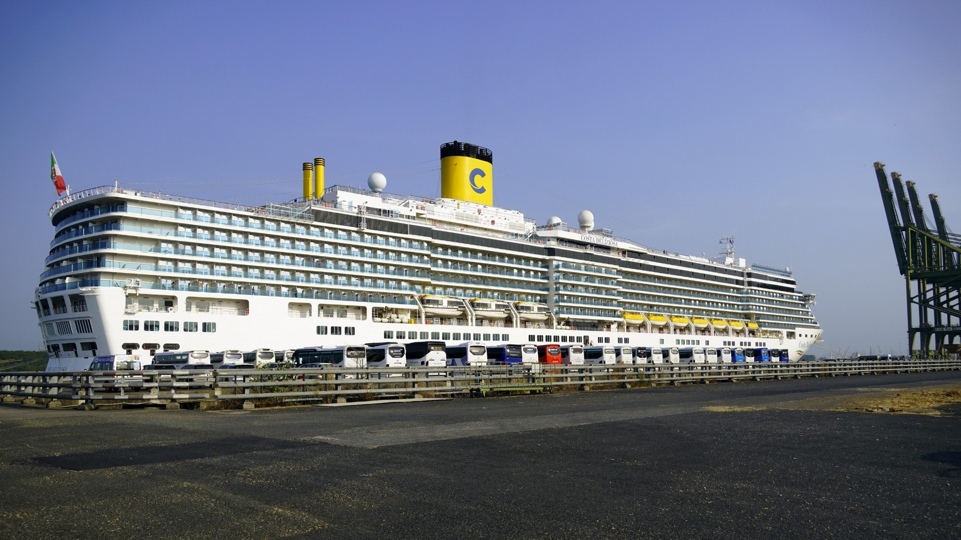 2月22日上午，歌诗达邮轮“德利齐奥萨号”（Costa Deliziosa）停靠胡志明市富美港。