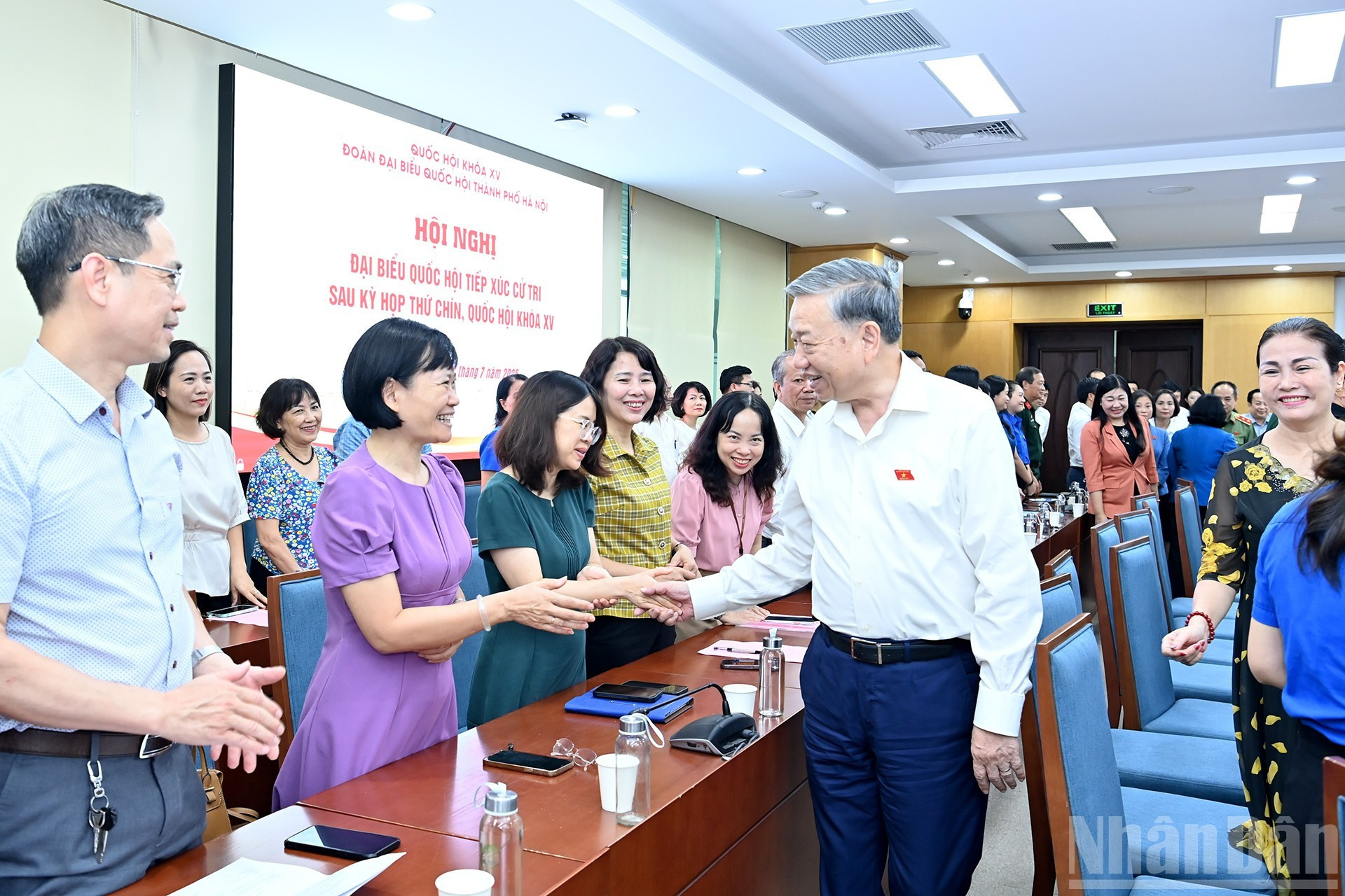 苏林总书记会见河内市选民。（登科 摄）