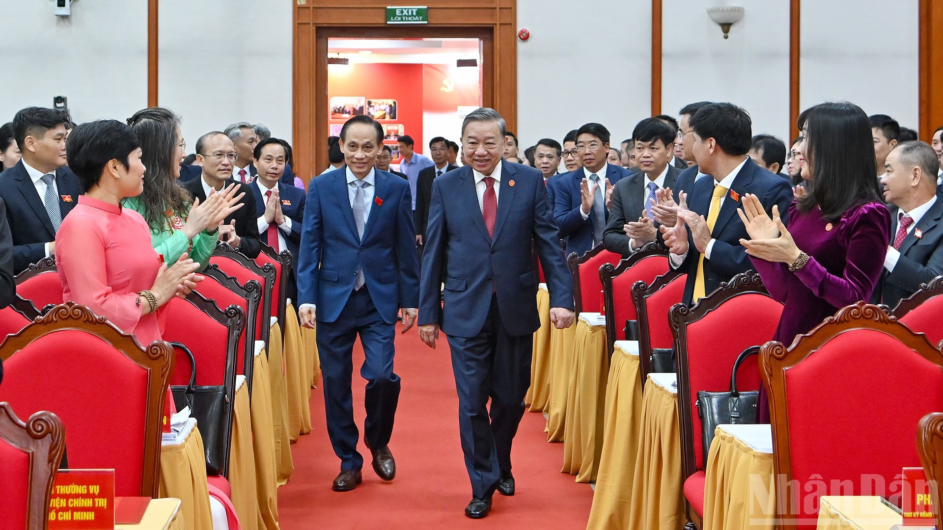 苏林总书记出席越南共产党中央办公厅2025—2030年任期代表大会。