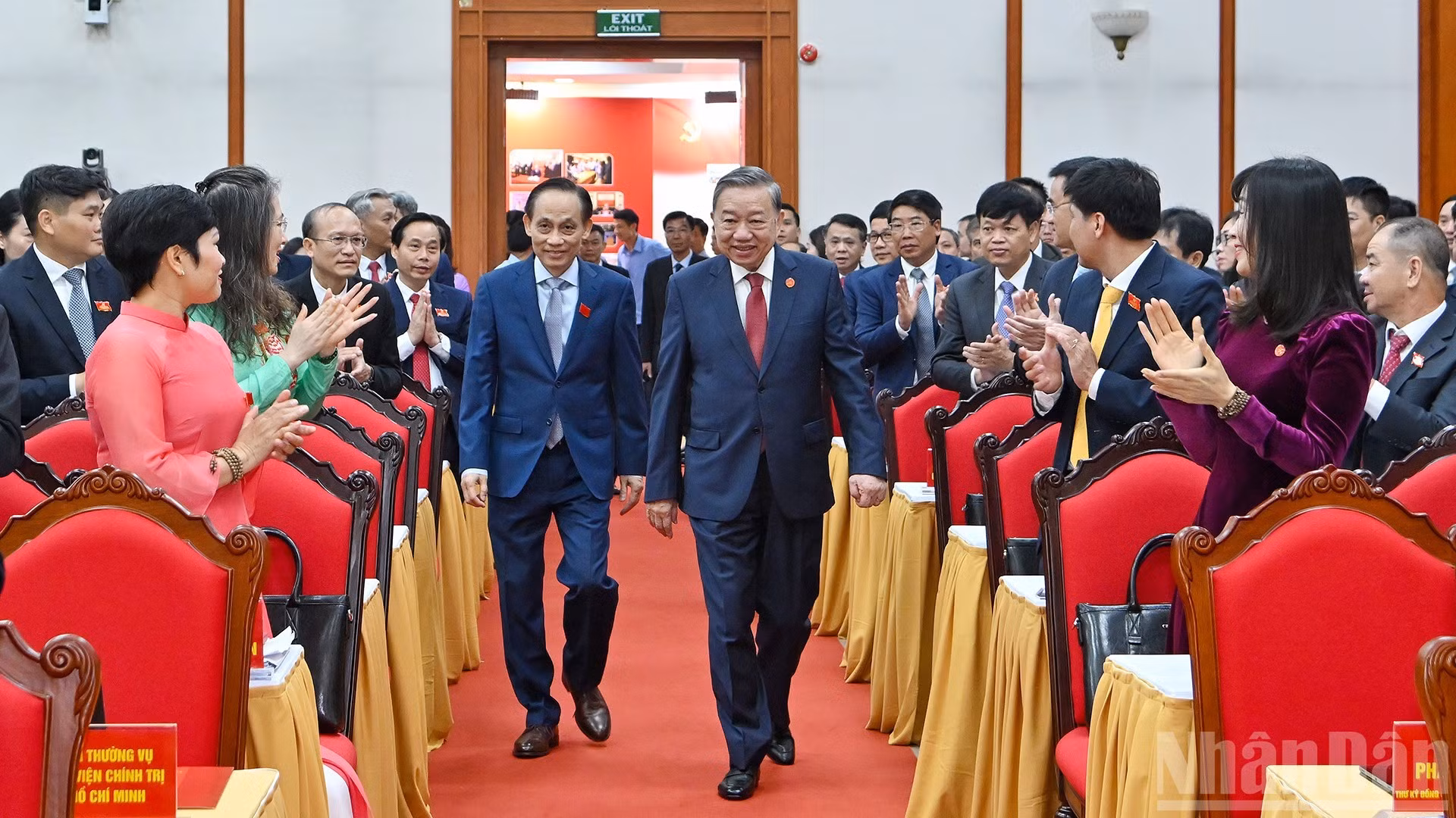 苏林总书记出席越南共产党中央办公厅2025—2030年任期代表大会。