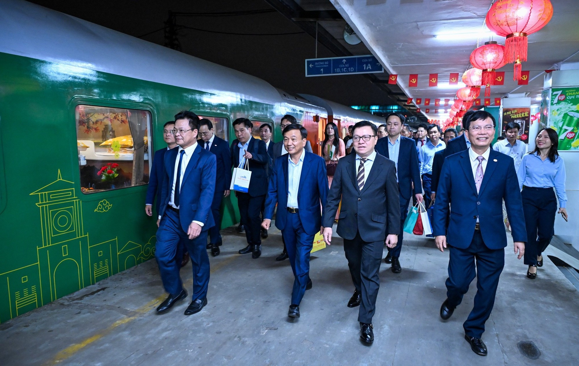 越共中央委员、《人民报》社总编辑、中央宣教与民运部副部长、越南新闻工作者协会主席黎国明同志，与越南铁路行业领导及相关企业代表一同看望慰问铁路职工，向大家致以新年问候。