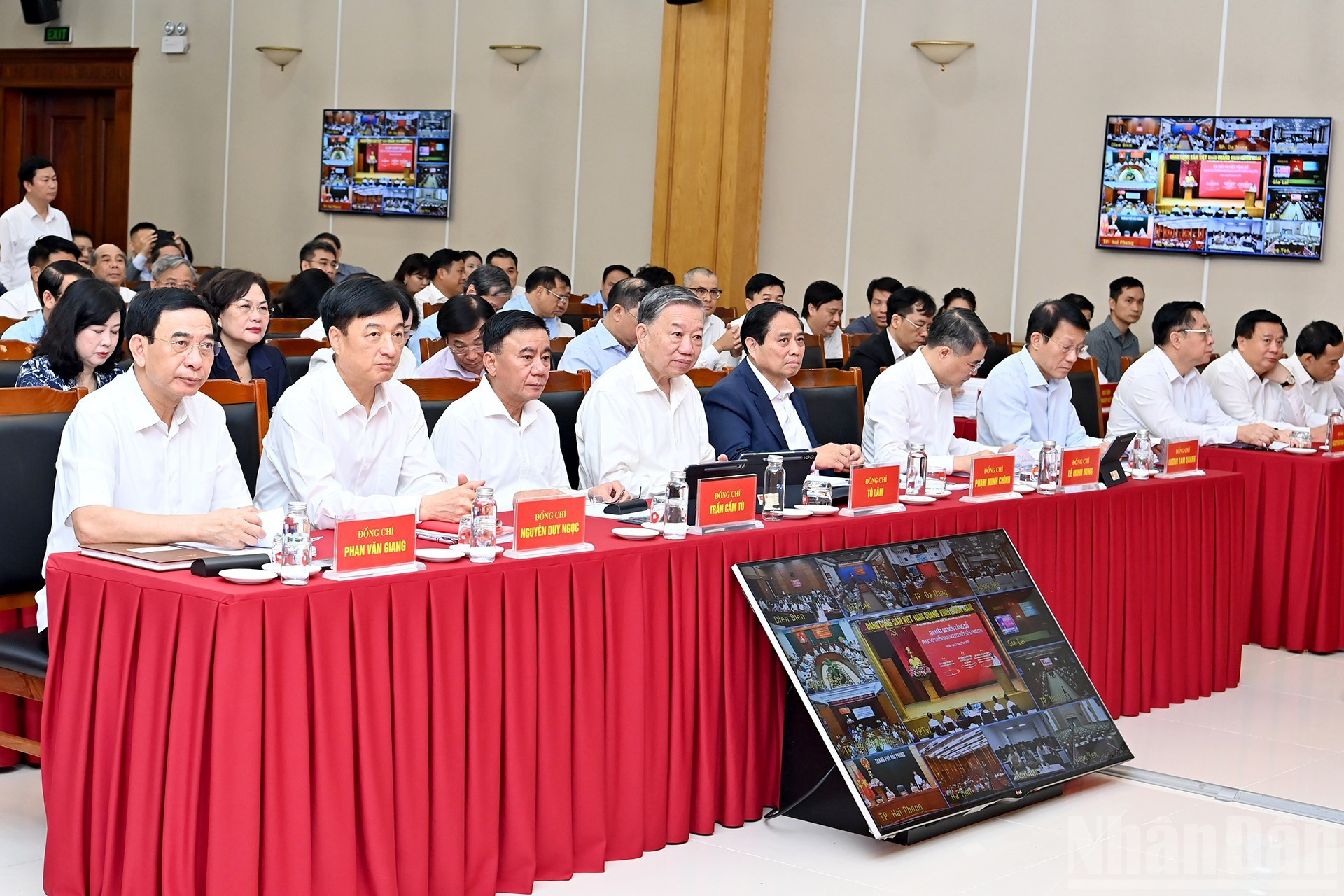 越共中央总书记苏林,越南政府总理范明正,中央书记处常务书记陈锦秀与会。 t2.jpg