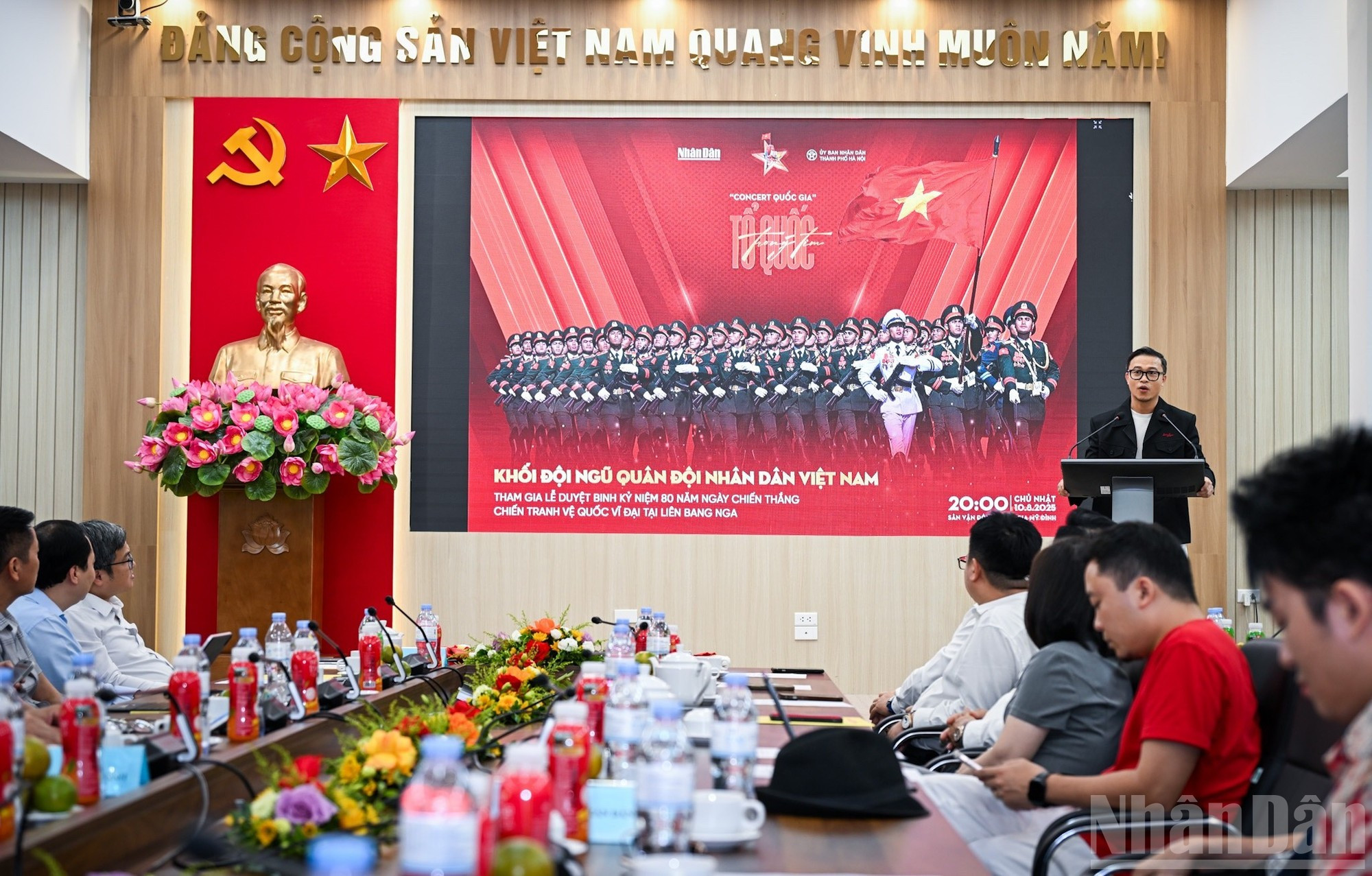 音乐会总导演邓黎明志介绍演出部分内容 t3.jpg