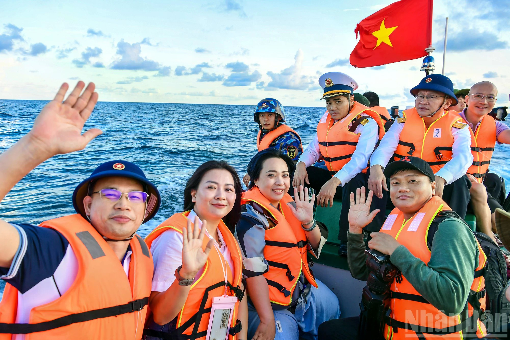 100位越南新闻工作者赴长沙群岛——一场意义之旅