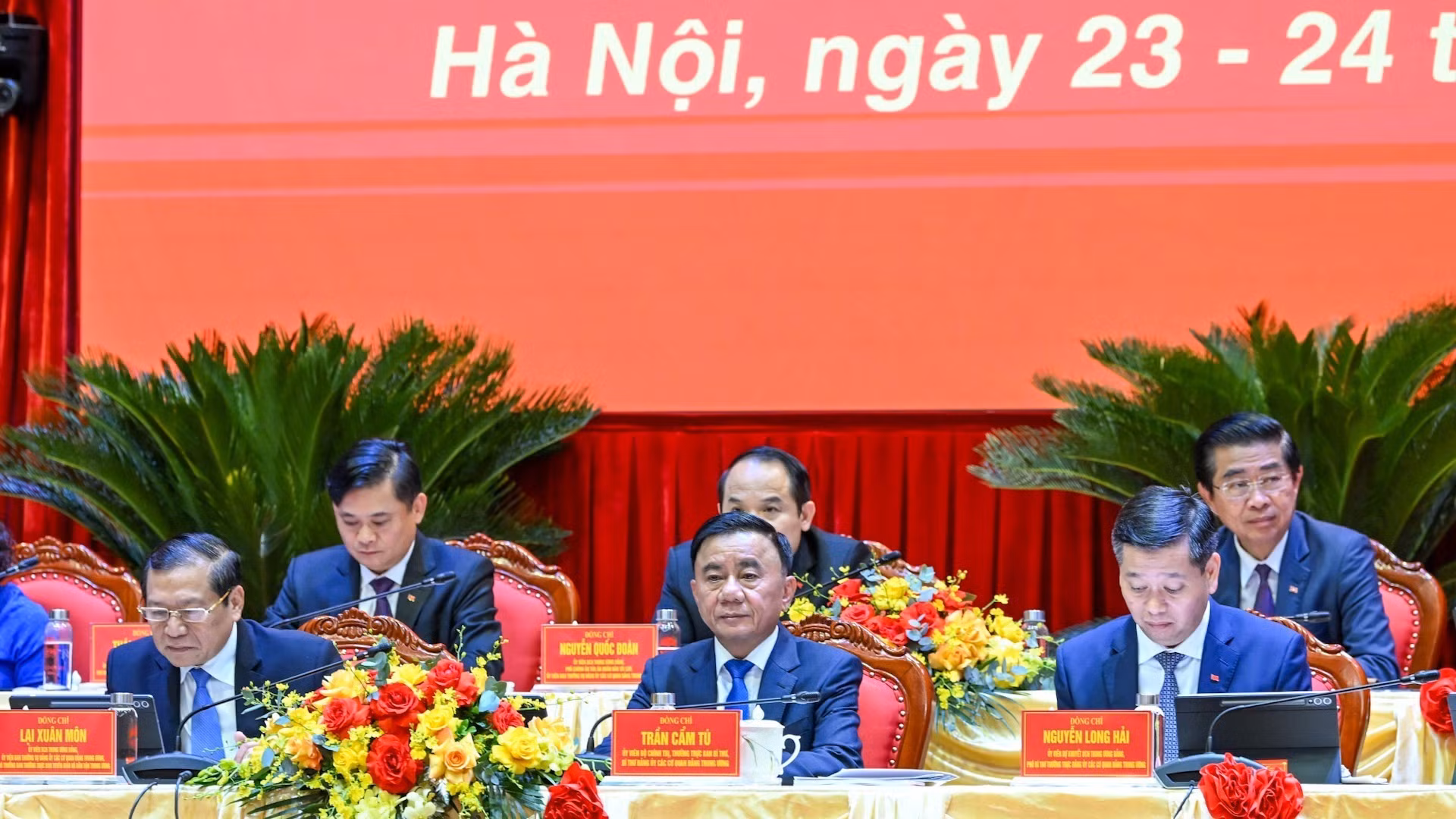 越共中央政治局委员、中央书记处常务书记、中央党机关党委书记陈锦秀同志与大会主席团同志合影。