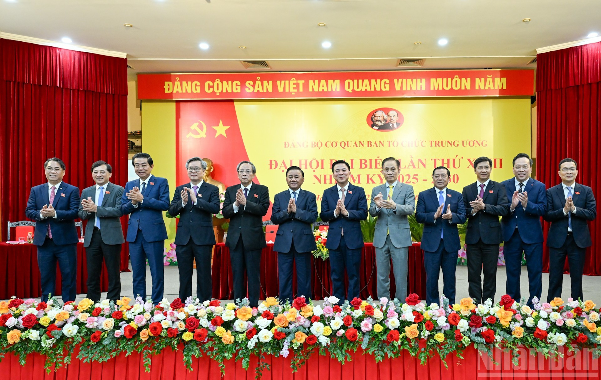 越共中央书记处常务书记陈锦秀与出席大会的党和国家领导人及代表合影。