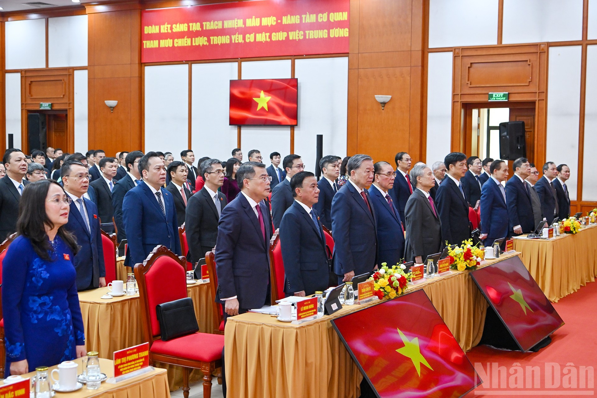 苏林总书记与党和国家现任、前任领导及代表一同在大会上举行升旗仪式。 t3.jpg