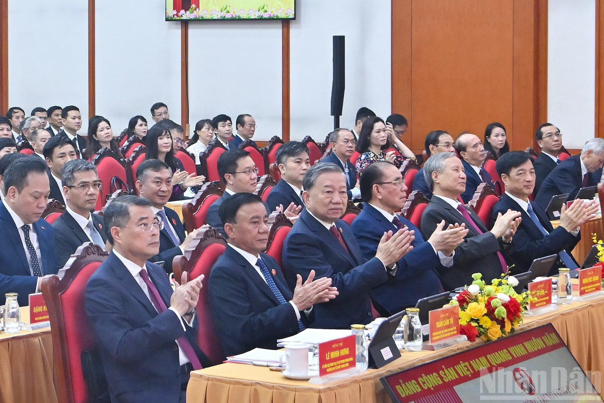苏林总书记与党和国家现任、前任领导及代表出席大会。 t4.jpg