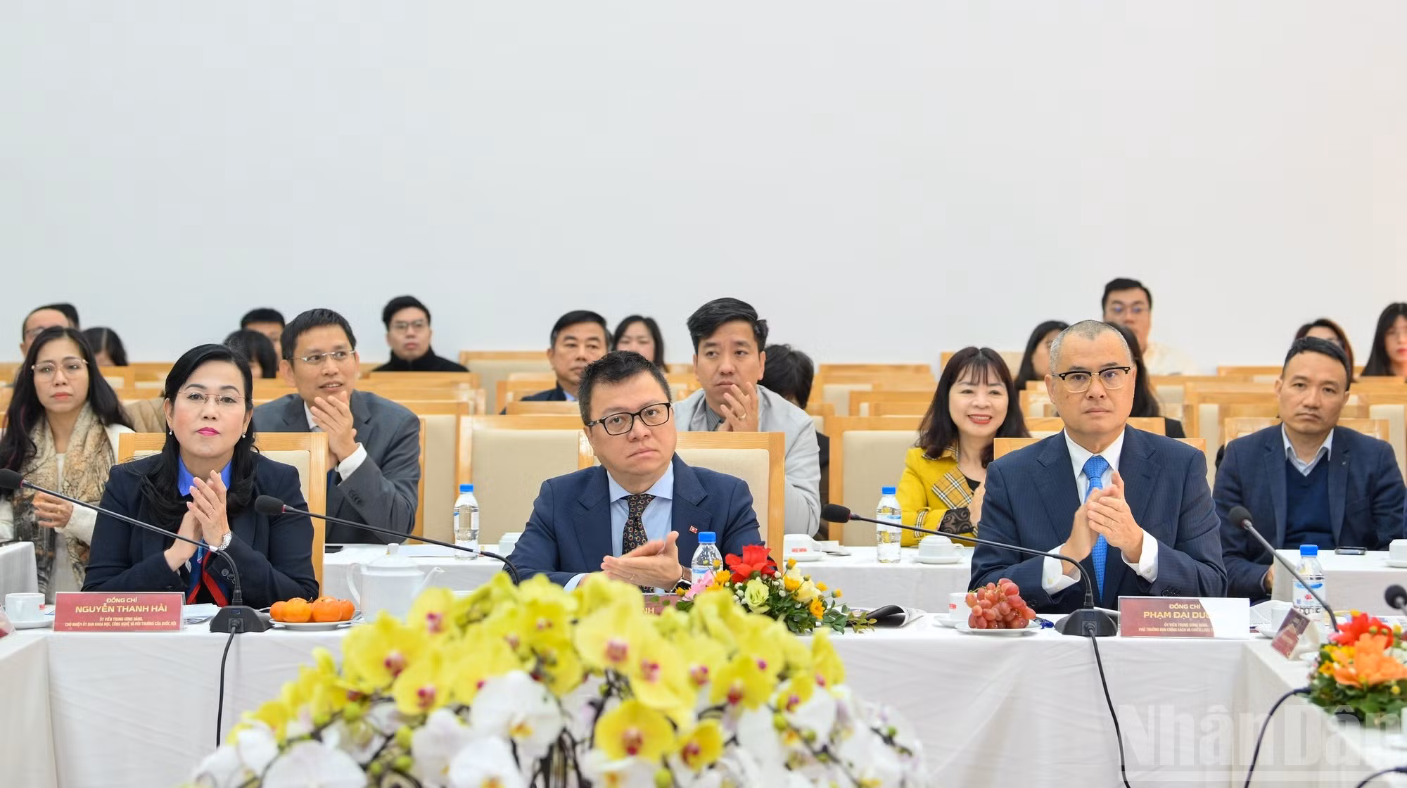 越共中央委员、《人民报》社总编辑黎国明；越共中央委员、国会科技与环境委员会主任阮青海；越共中央委员、中央政策与战略部副部长范大洋等主持研讨会。