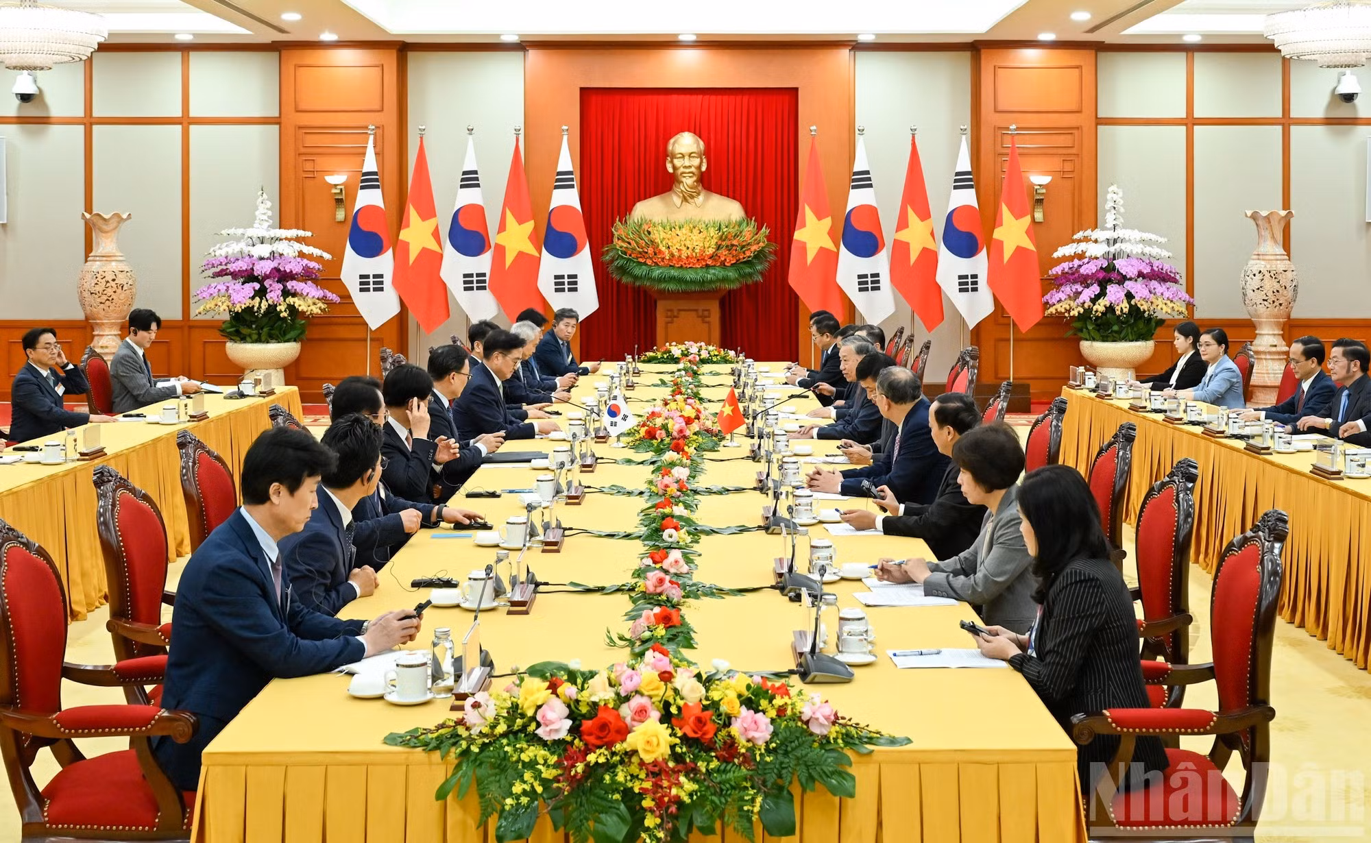 越共中央总书记苏林会见韩国国会议长禹元植。