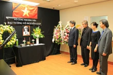 越南驻加拿大温哥华总领事馆10月12日开始举行武元甲大将吊唁仪式。 (Photo: 图片来源：越南快讯)