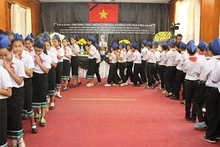 老挝首都万象阮攸学校103名学生前来吊唁武元甲大将。 (Photo: 图片来源：人民报网)