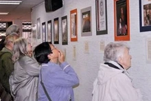 参观展览会的法国人。