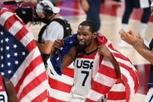 美国篮球运动员凯文杜兰特（Kevin Durant）庆祝冠军。