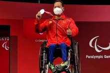 越南残疾运动员黎文公赢得男子举重银牌.。